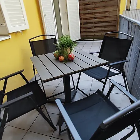 Altstadt-idylle Mit Balkon Und Parkplatz * Graz