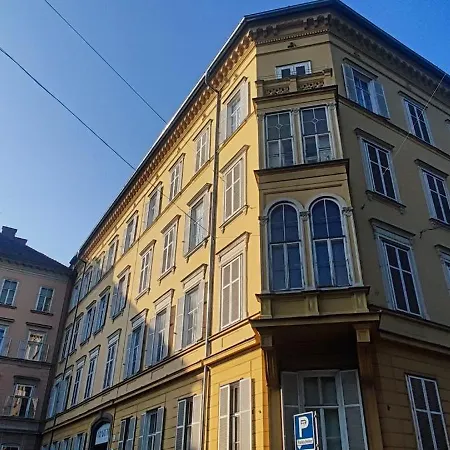 Altstadt-idylle Mit Balkon Und Parkplatz
