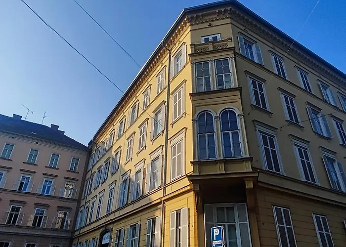 Altstadt-idylle Mit Balkon Und Parkplatz